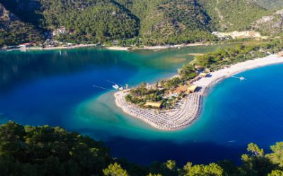 Luftaufnahme von Inseln und Booten in Fethiye Ölüdeniz Türkei
