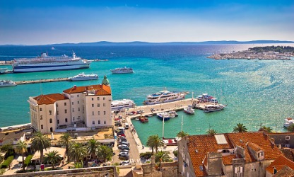 Hırvatistan'daki Split'in havadan görünümü ve tepe manzaralı sahil şeridindeki Marjan'ı ziyaret