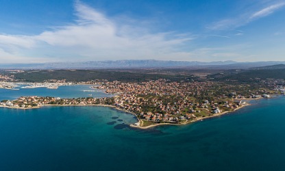 Avrupa'nın Akdeniz'deki ünlü lüks turizm merkezi Hırvatistan'ın güneyindeki Hvar kasabasının havadan görünümü.