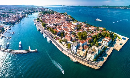 Pitoresk Vis adası Waterfront, Dalmaçya, Hırvatistan