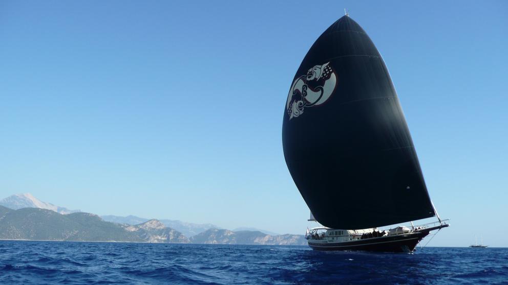Die luxuriöse Daima-Gulet auf hohen Wellen mit schwarzem Segel