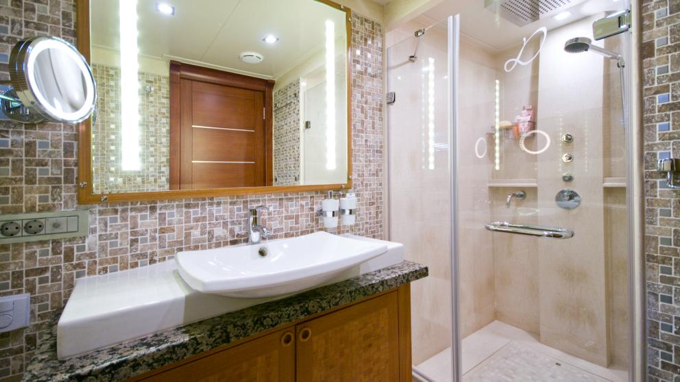 Badezimmer auf der Gulet Daima. Sie können die Duschkabine und die Spiegel sehen