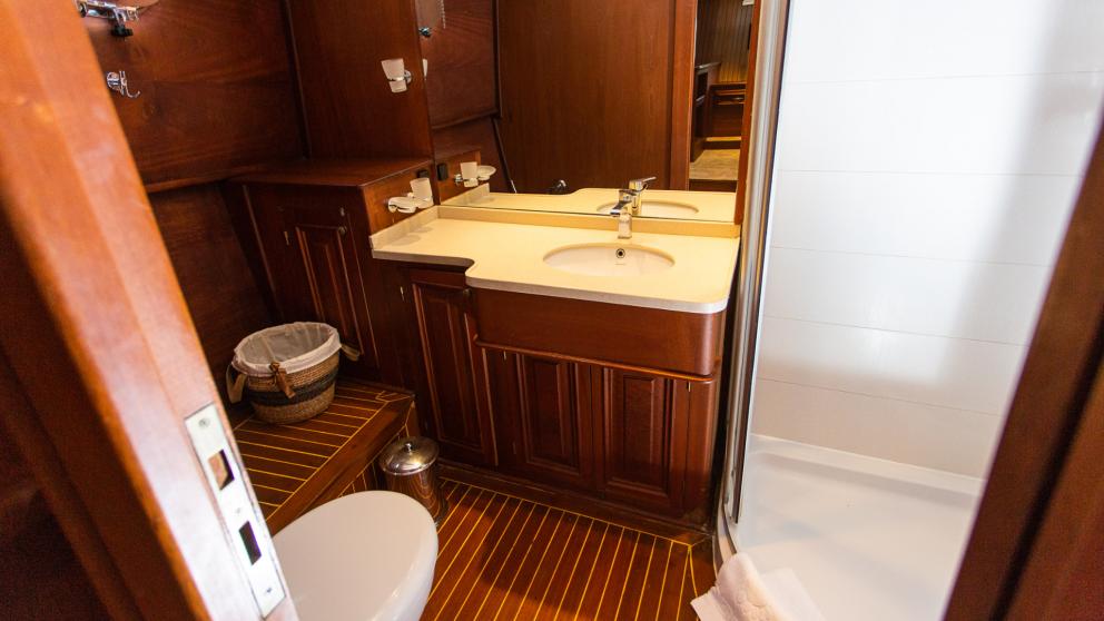 Dolce Vita 1 Badezimmer auf der Gulet. Duschen, Toiletten und Waschbecken