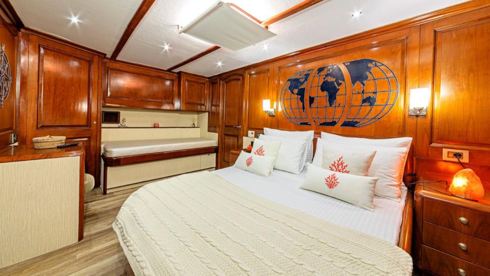 Sailing Gulet bietet mit seinem in Weiß- und Brauntönen gehaltenen Doppelschlafzimmer eine komfortable Reise.