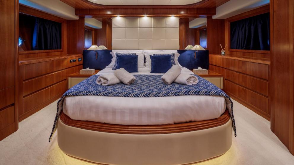 Guest cabin for two on the luxury motor yacht Freedom