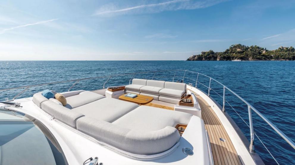 Motoryacht Donna's foredeck relaxation area
