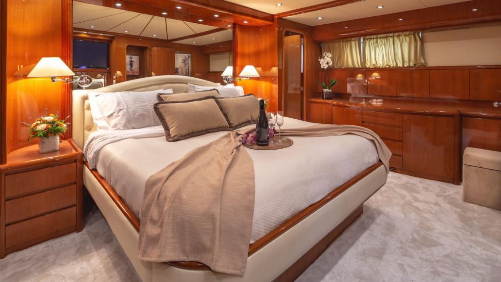 Guest cabin for two on board motor yacht Efmaria picture 2