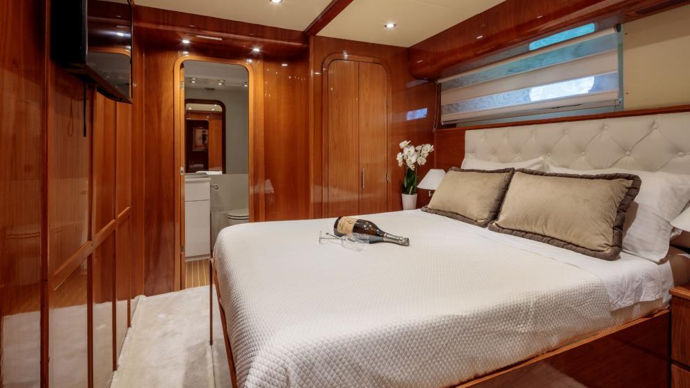 Guest cabin for two on board motor yacht Efmaria picture 5