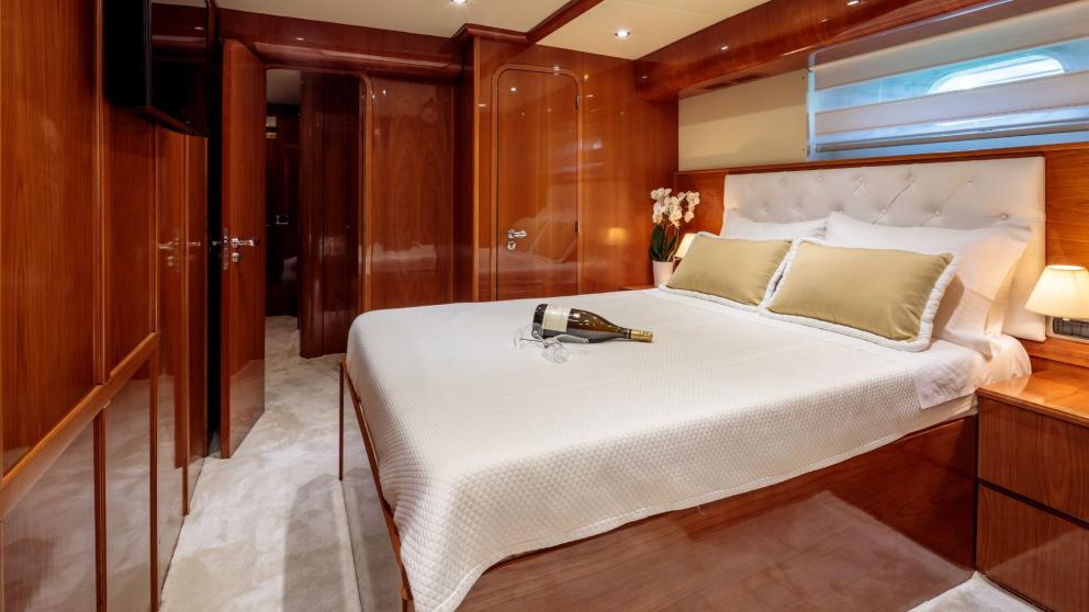 Guest cabin for two on board motor yacht Efmaria picture 6