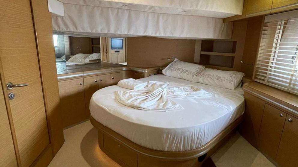 Guest cabin for two on motor yacht La Vegas