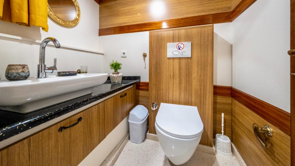 Im hölzernen Badezimmer der Gulet können Sie problemlos alle Reinigungsarbeiten durchführen.