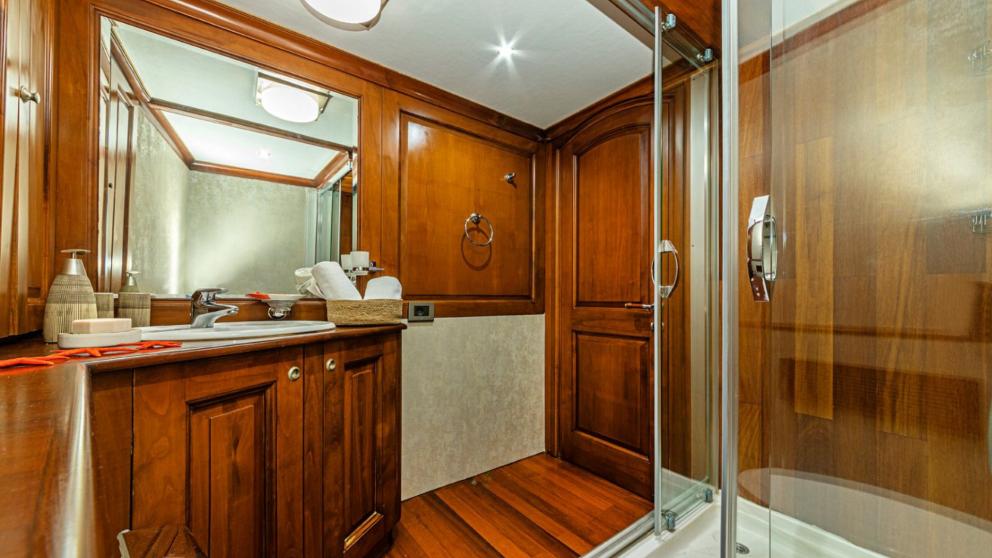 Das für die Gäste der Segelgulets reservierte Badezimmer ist geräumig und hell gestaltet.