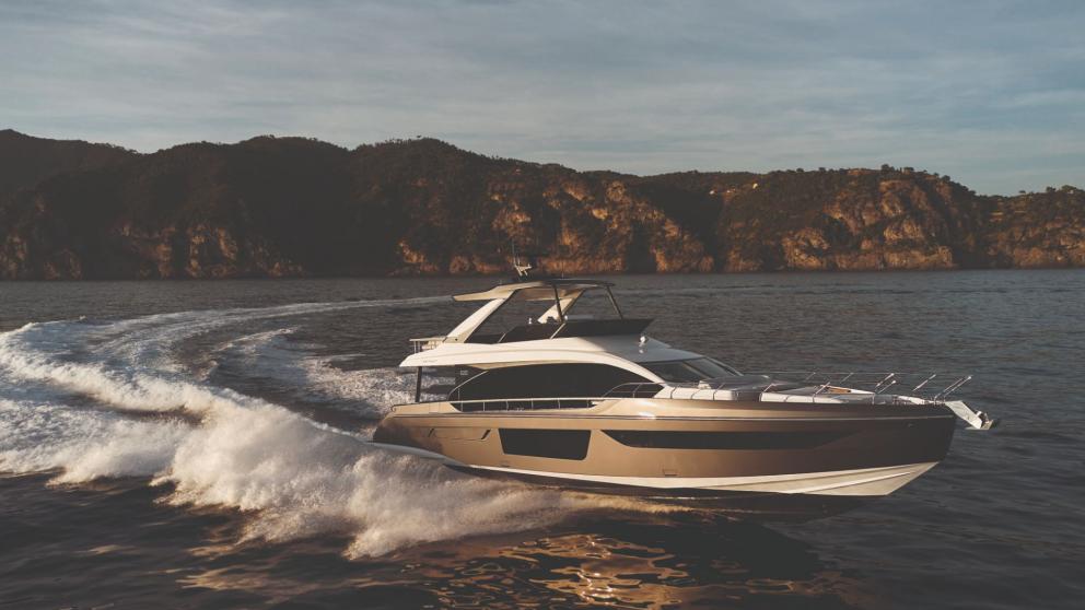 Luxury Motor Yacht Donna on the move