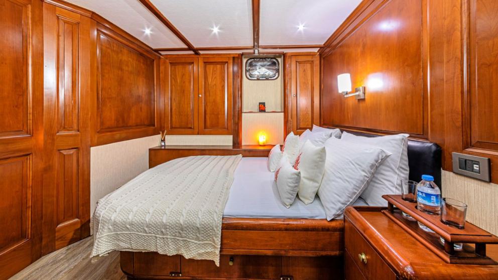 Das aufgeräumte Schlafzimmer des Segelgulets mit weißer Bettwäsche ist für eine komfortable Unterkunft reserviert.