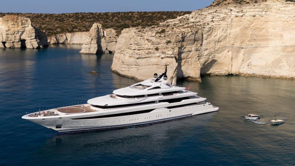 Opari Luxusmotoryacht vor Anker in malerischer griechischer Bucht