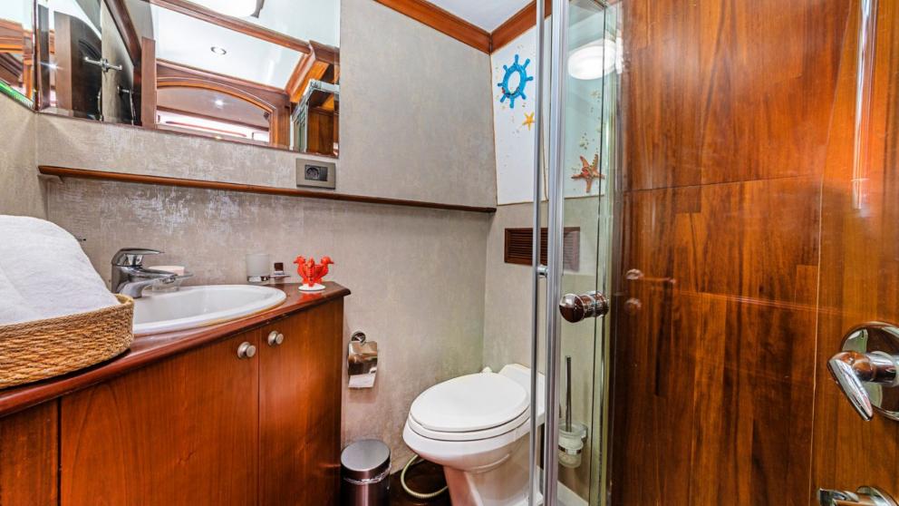 Die geräumige Toilette der Segelgulets bietet den Gästen eine hygienische Umgebung.