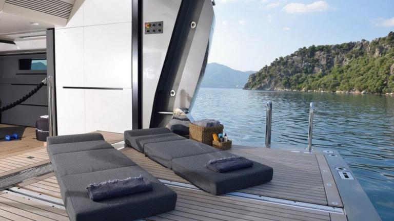 Fx motoryatın yüzme platformundaki kullanım alanı ve iki adet güneş yatağı.
