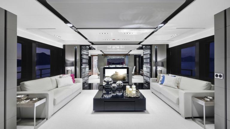 Luxuriöser Motoryacht-Salon mit harmonischen Farben in Weiß, Grau und Schwarz.