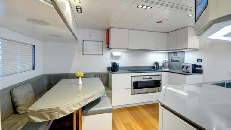 Beyaz tonlar ile tasarlanmış modern bir yat mutfağı.