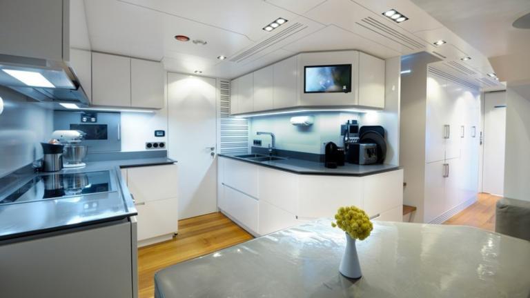 Eine große Yachtküche mit Fernseher und großem Nutzungsbereich.