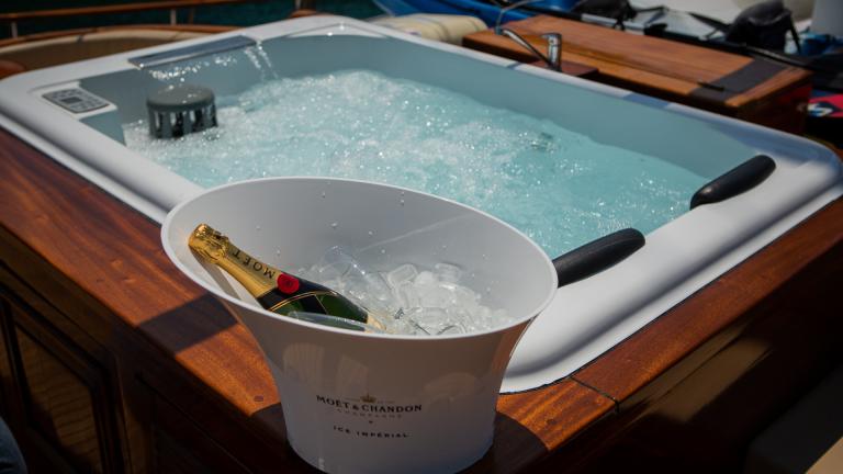 Whirlpool auf der Gulet. Champagner kann gekühlt in einer Schüssel mit Eis gesehen werden