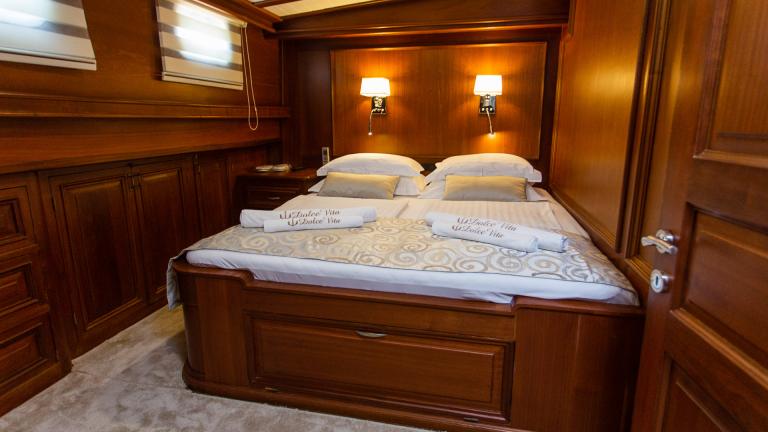 Schlafzimmer in minimalistischem Design mit einem großen und bequemen Bett