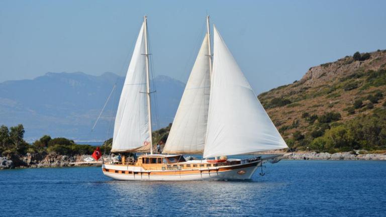 Die Gulet Kayralı liegt über dem Meer und wartet auf ihre nächste Reise.