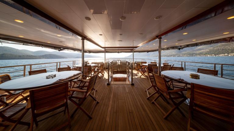 Ess- und Sitzbereiche an Deck der Luxusmotorjacht Olimp