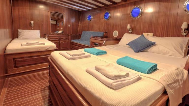 Die hölzerne Gulet bietet die Möglichkeit einer blauen Kreuzfahrt für Gruppen mit einem Zimmer mit hohen Betten, das dre