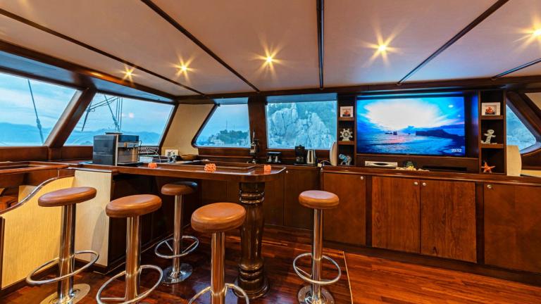 Sailing Gulet bietet einen in Kaffeetönen gestalteten Raum, in dem die Gäste bequem reisen können.
