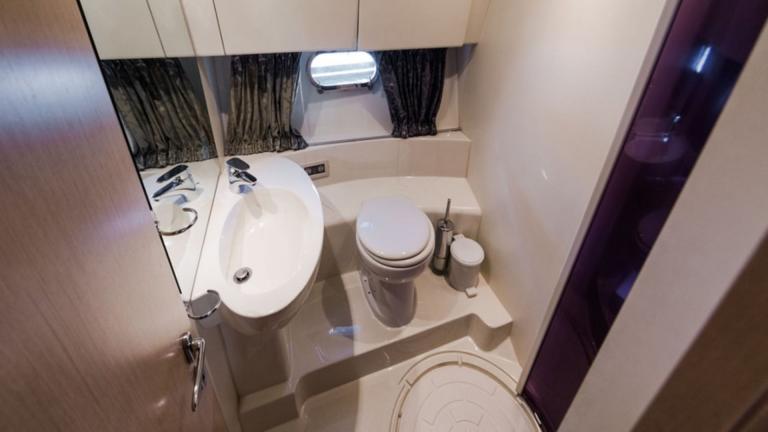 Guest bathroom of motor yacht Bluebell image 1
