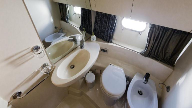Guest bathroom of motor yacht Bluebell image 2