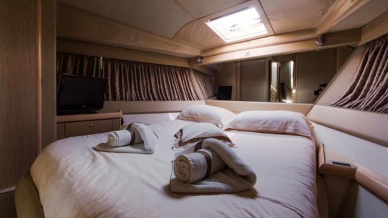 Guest cabin of motor yacht Bluebell image 1