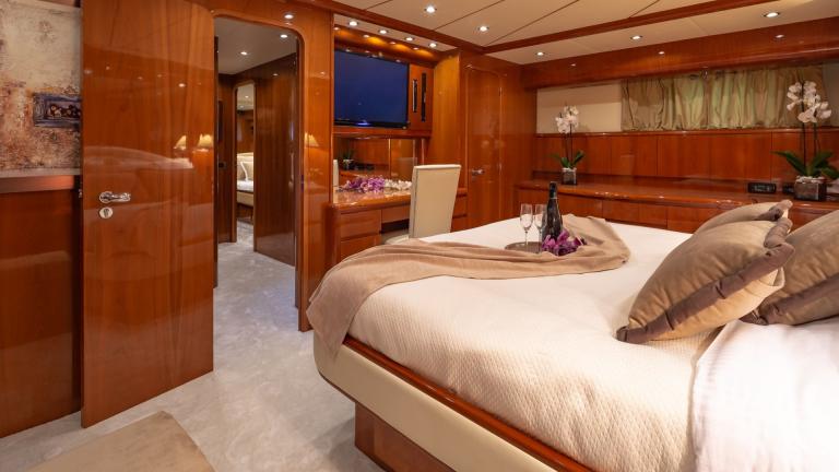 Guest cabin for two on board motor yacht Efmaria picture 3