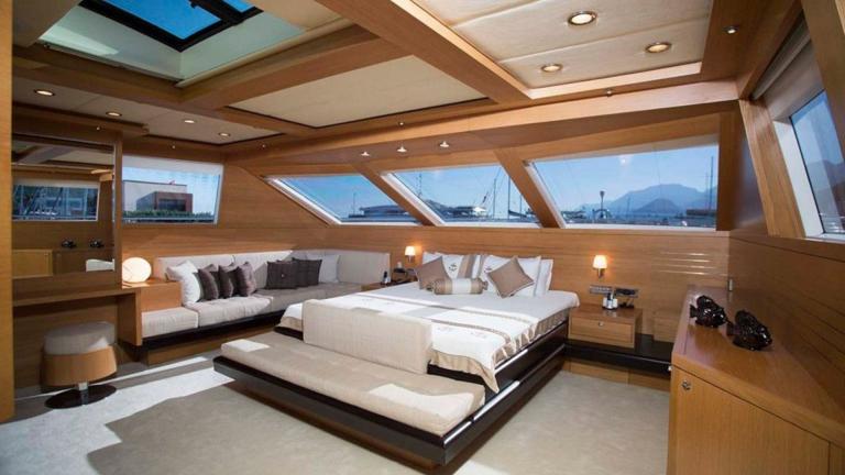 Luxury master cabin for two on the motor yacht Panfeliss picture 2