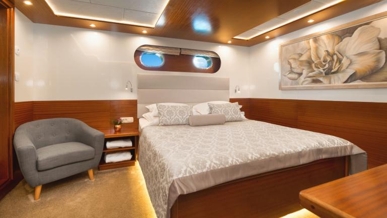 Die Master Kabine ist ausgestattet mit einem Doppelbett, Sessel und ein Gemälde an der Wand.