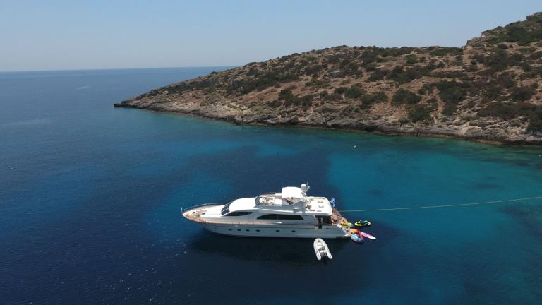 Exterior view of luxury motor yacht Efmaria picture 7