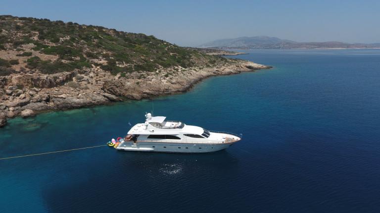 Exterior view of luxury motor yacht Efmaria picture 8