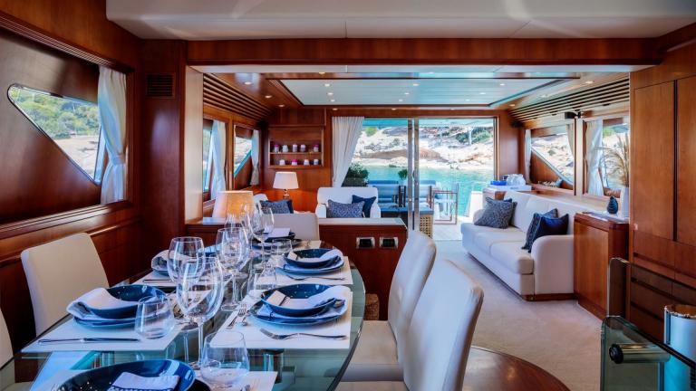 Motor yacht Freedom's saloon dining table