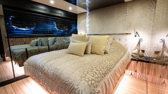 Luxuriöses beigefarbenes Emanuel-Gulet-Schlafzimmer mit stilvoller Dekoration