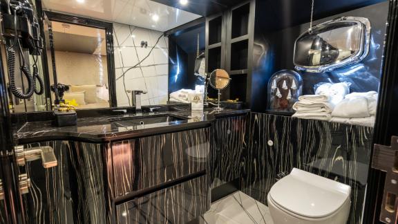 Stilvolles Design des Emanuel Gulet-Badezimmers. Sie können die weißen Handtücher und Spiegel sehen