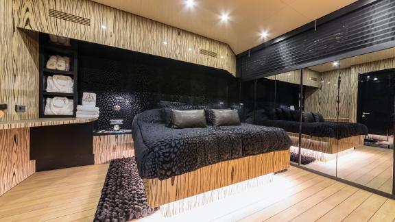 Stilvolles Design des Emanuel Gulet-Schlafzimmers. Sie können weiße Roben, Pantoffeln und Spiegel sehen