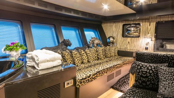 Leopard Sofa im Schlafzimmer der Emanuel Gulet. Sie können die anderen Tierfiguren sehen